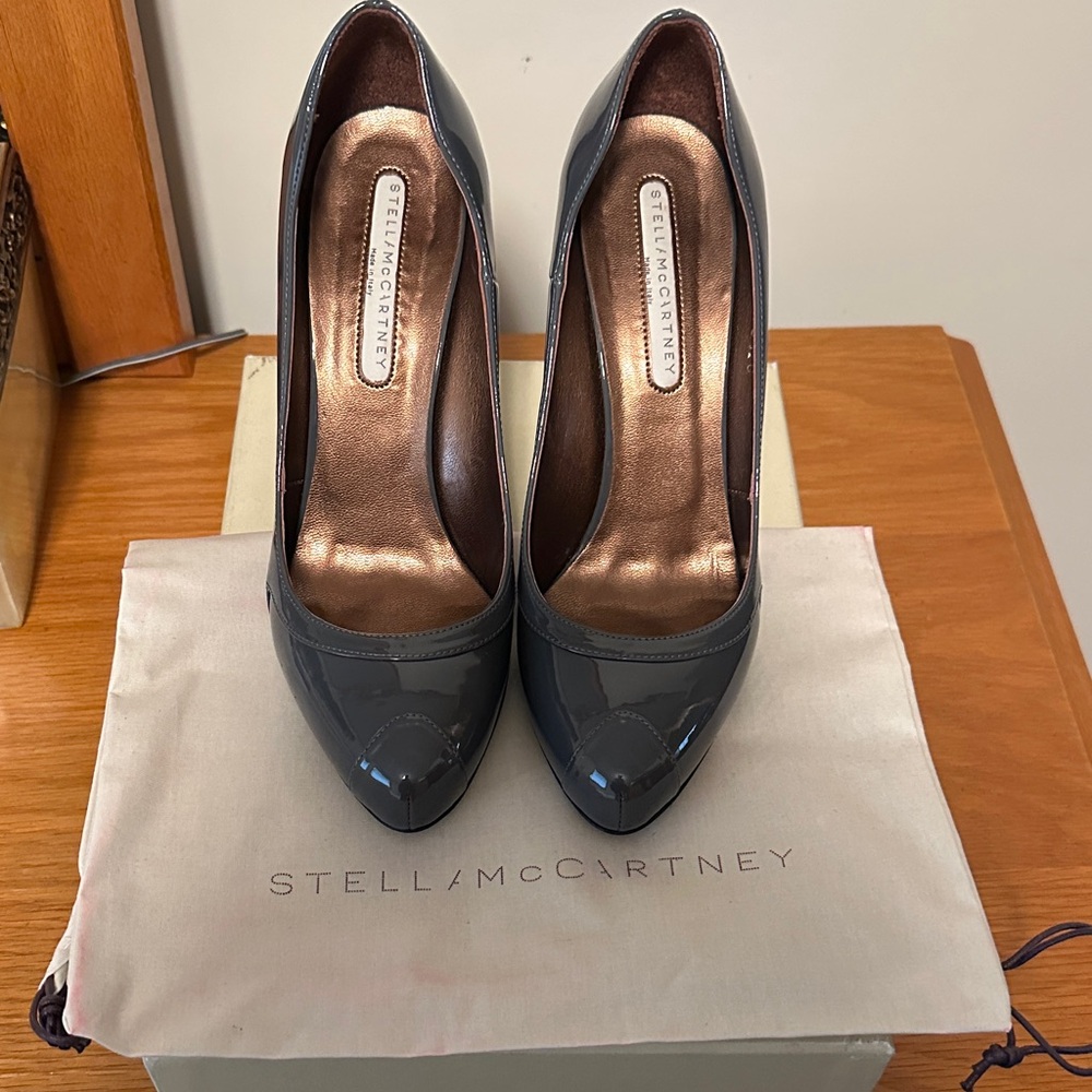 Stella McCartney Glossy Grey Patent Leather Pointed Pumps